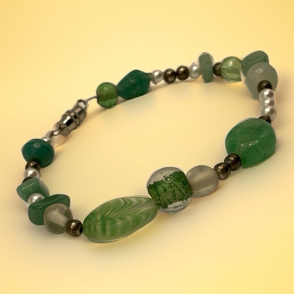Hand Crafted Jewelry - Handmade Emerald Green Lampwork Glass Bracelet - Boho Pearls & Artisan Beads 🌿